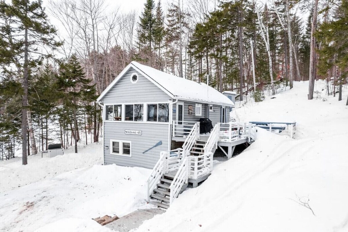 Rockwood Hills · Lake House: Private Dock | Pet-Friendly | Kayaks | Fire-Pit