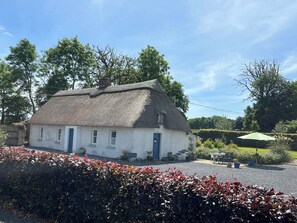 New thatch farm rural farm setting with private parking, well maintained garden