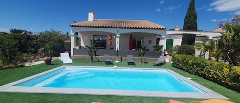 Maison individuelle de plain pied avec piscine 