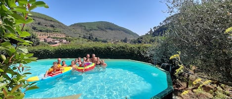 Piscina immersa tra il rilassante verde delle colline lucchesi.