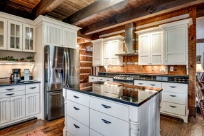 The modern, fully equipped kitchen has everything you need for a family feast!
