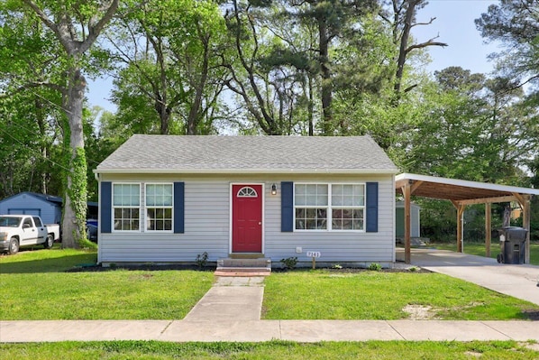 Welcome to Shell of a Time in the heart of Chincoteague Island!