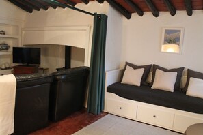 The quaint house has everything you'll need for a relaxed vacation #relax #portugal #estremoz #evoramente