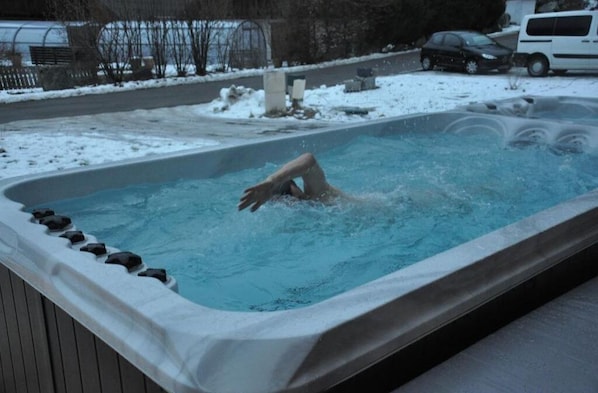 Bain à remous extérieur