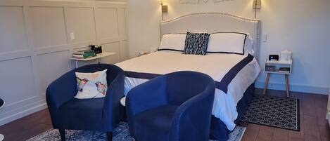 King size bed in beautifully decorated studio suite 