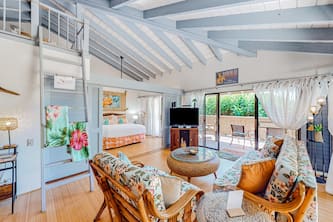 Beach/garden-view condo with wraparound lanai, pool, tennis courts, & hot tub