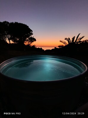Outdoor spa tub
