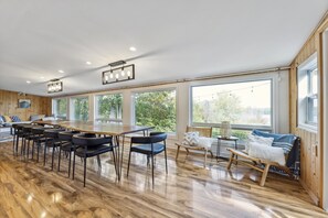 Panoramic lakeview dining hall