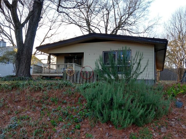 Cozy Duke Park Ranch welcomes you! Enjoy the herb garden and airy front porch.