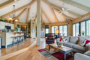 Living Area | Smart TV | Fireplace (Wood Provided)