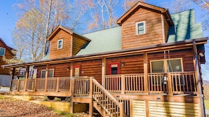 The Garnet Owl & Ruby Owl Cabin contains 2 adjoining 3-bed/3-bath townhomes under 1 roof.