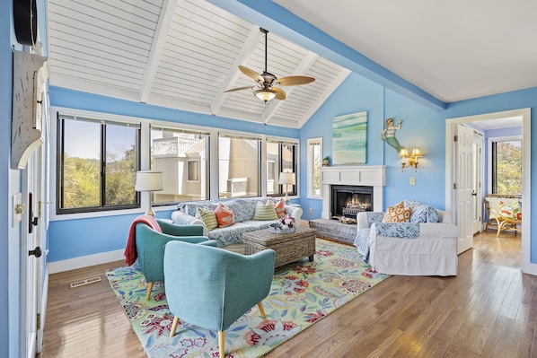 Welcome to 912 Sealoft! Bright and playful 2 bedroom villa.