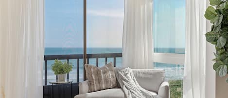 Unobstructed panoramic ocean views