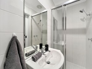 Bathroom with shampoo, conditioner & body wash supplied