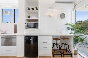 Kitchen & breakfast bar