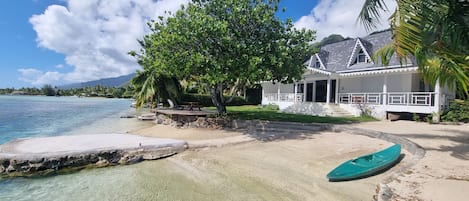 La villa Kahaia Beach et son bord de mer.