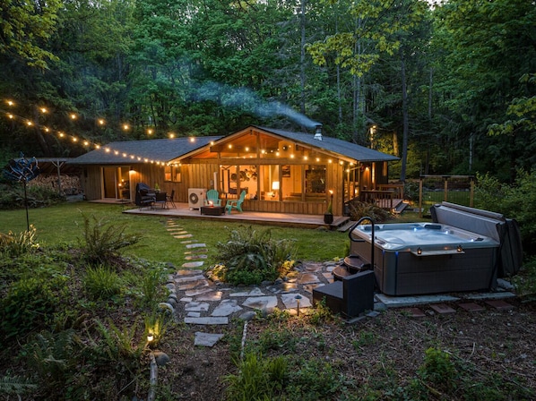 Outdoor spa tub