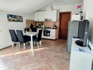 Soggiorno con angolo cottura, tavolo da pranzo, tv con Netflix e internet .