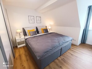 Schlafzimmer 1 mit Doppelbett 180cm