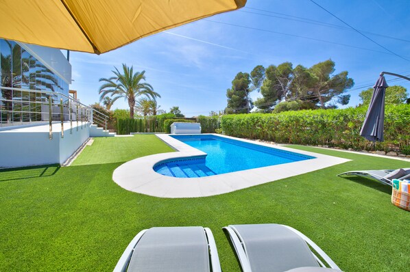 Private sunbathing pool side
