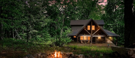 Discover the beauty of the great outdoors and create unforgettable memories with loved ones in this rustic cabin.