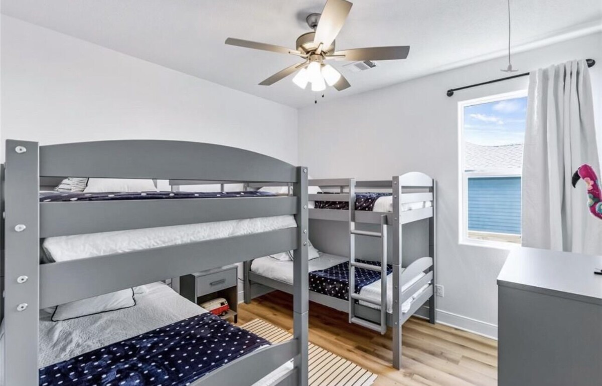 The Sandy Pelican Beach Home- Sleeps 8, Pet Friendly, Near beach, EV Charger