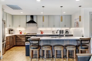 Fully Equipped Kitchen With Bar Seating for 5