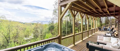 Outdoor retreat, 6 person hot tub