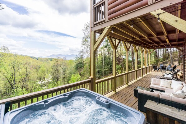 Outdoor retreat, 6 person hot tub