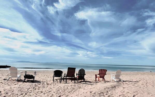 Welcome to Ventura Loft 38! Just 10 lots from the sand! 