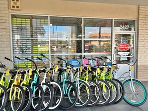 A great shopping center right around the corner - Vons, Starbucks, Nails, Dry Cleaners, FluffnFold, and Bike Rentals!