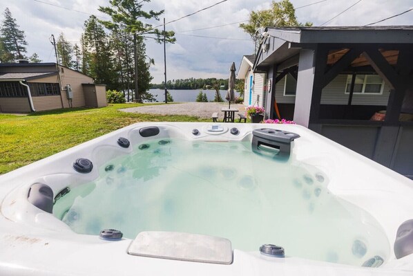 Outdoor spa tub