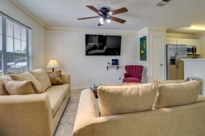 Living Room | Free WiFi | Smart TV w/ Cable