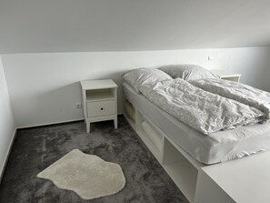 Schlafzimmer mit Queenbett (1,40 x 2 m)