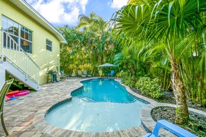 Private pool with Sun Shelf