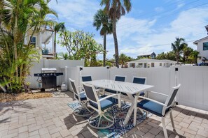 Poolside Dining - Outdoor Grill