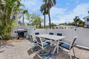 Poolside Dining - Outdoor Grill