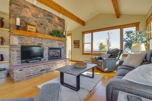 Living Room | Free WiFi | Central Heat | Gas Fireplace