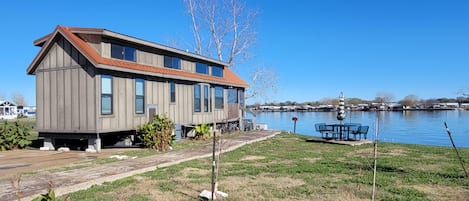Lakefront Tiny Home (Site 108)