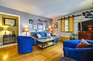 Living Room | Main Level | Full Sleeper Sofa | Smart TV