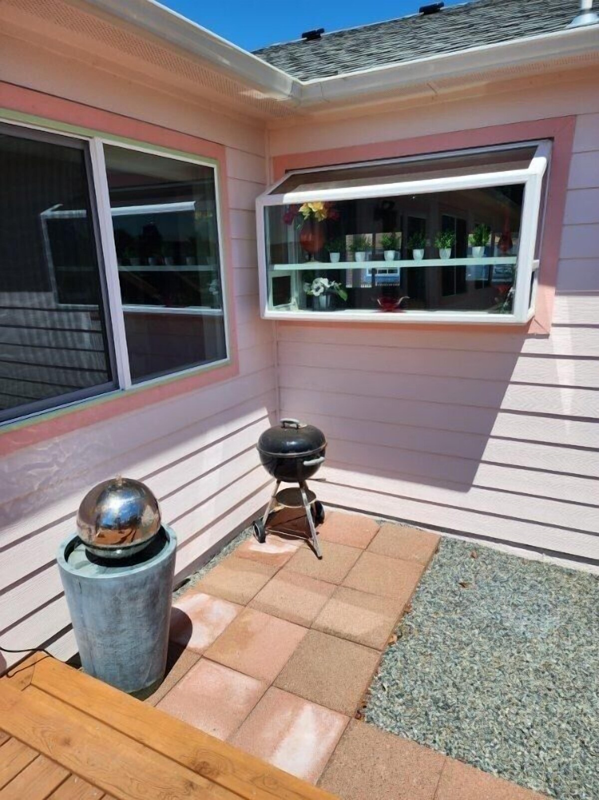 THE PINK PALACE. 4 BR/ 3 BA OCEAN VIEW HOME