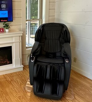 Treat yourself to a luxurious massage, after a day of adventure in the mountains! The heated function is perfect after a day of skiing at Hatley Pointe!