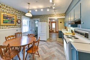 Dining Area/Kitchen | 1st Floor | Dishwasher | Cooking Basics