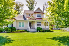 Property Exterior | Driveway (4 Vehicles)