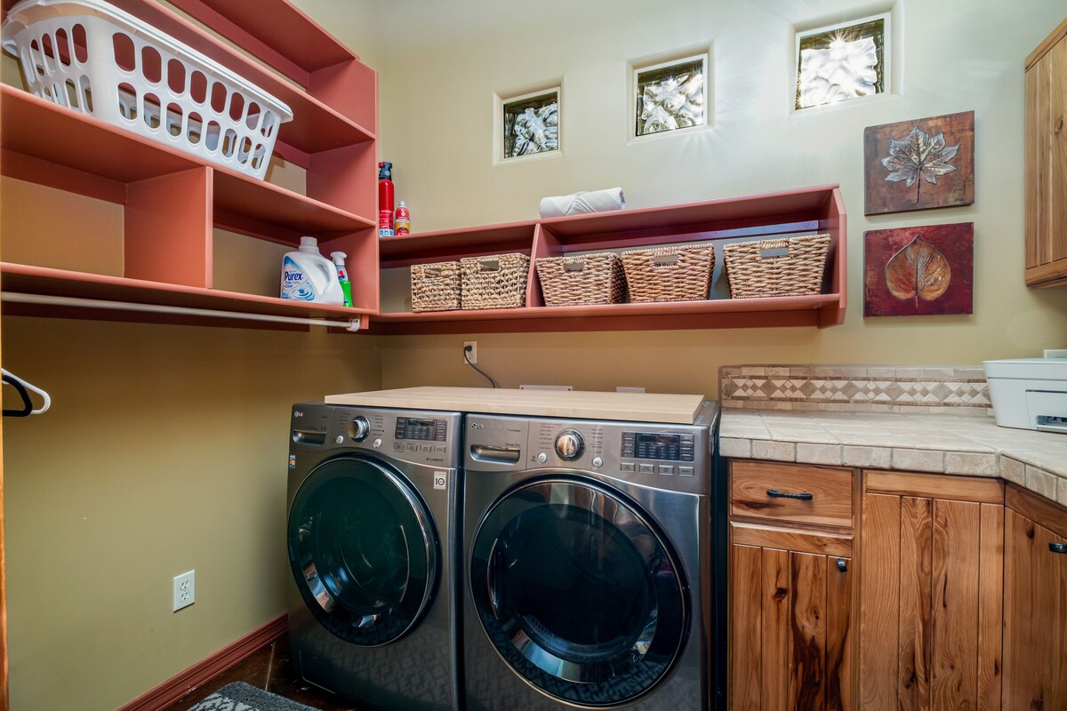 Private Resort: Mountainside Scenic Views, 4 King Beds, Heated Pool, Luxury