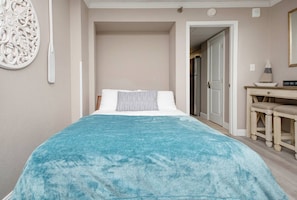 Full size Murphy beds opens in living room 