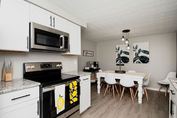 Whip up delicious meals in our updated kitchen, complete with granite countertops, stainless steel appliances, and a fully stocked coffee bar. Gather around the dining table for 6+ and enjoy quality time together over a home-cooked meal. 🍳🍽️