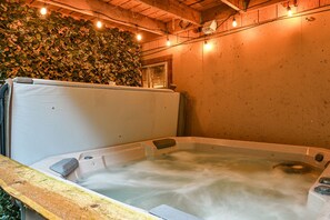 Indoor spa tub