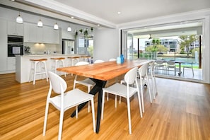 Dining for 8 guests