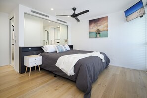 Master bedroom - King size bed & Smart TV